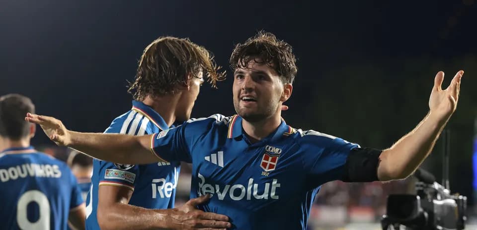 Joueurs de Como célébrant un but ensemble