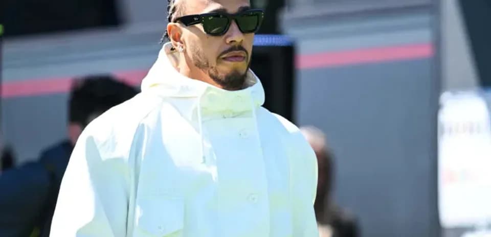 Homme en manteau blanc marchant sur le circuit
