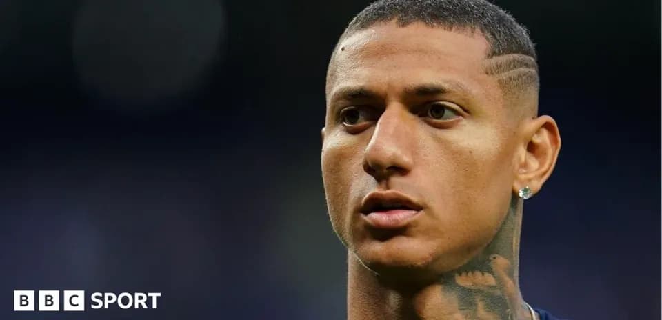 Joueur de football avec un tatouage et une coupe de cheveux stylée