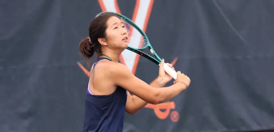 Joueuse de tennis se préparant à frapper la balle