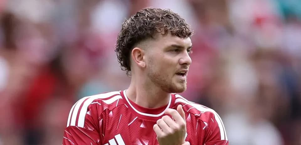 Joueur en maillot rouge s'apprêtant avant le match
