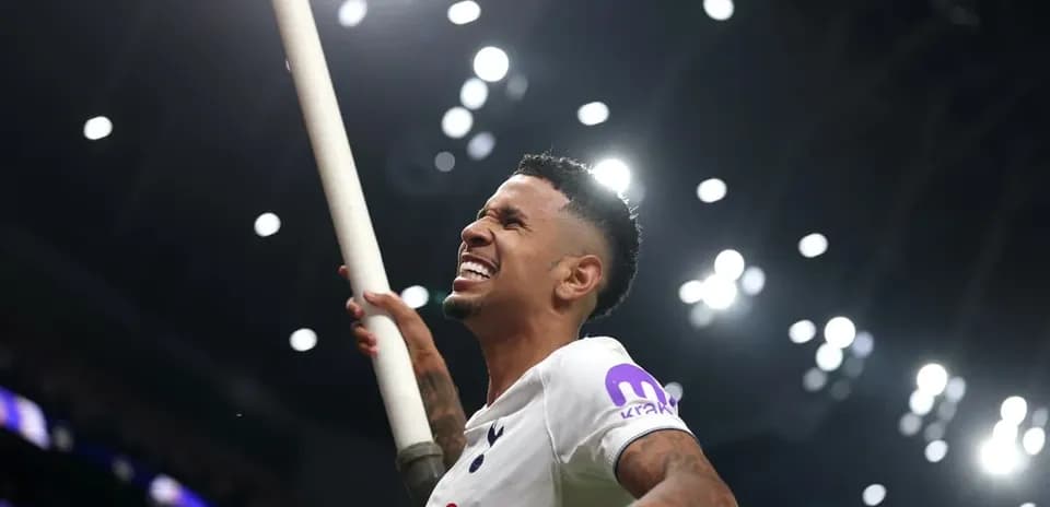 Joueur de Tottenham célébrant avec un bâton
