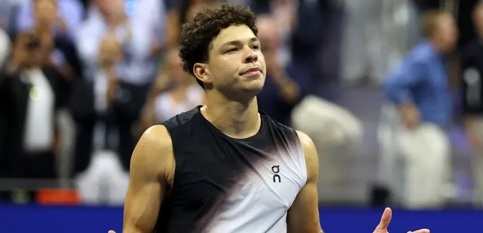 Joueur de tennis s'exprimant après un match