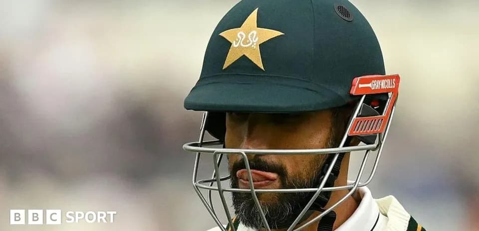 Joueur de cricket portant un casque de Pakistan