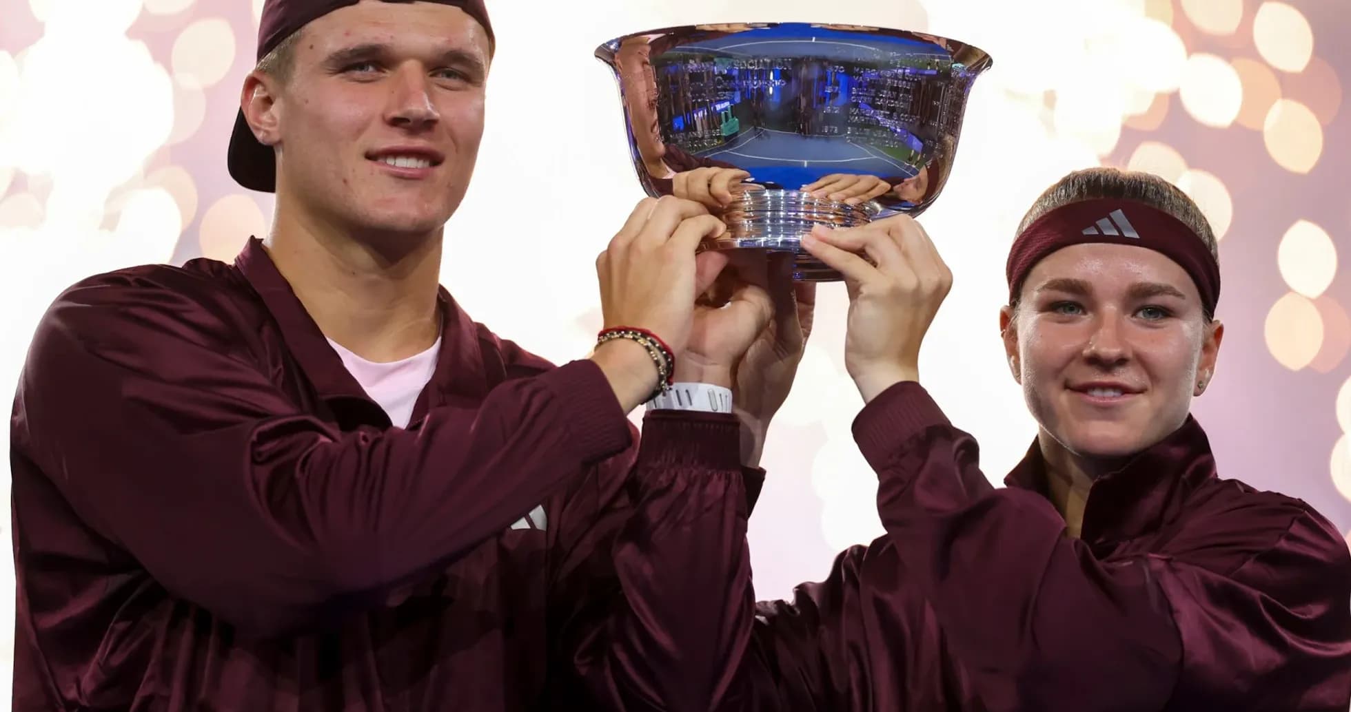 Joueurs levant le trophée sur le podium