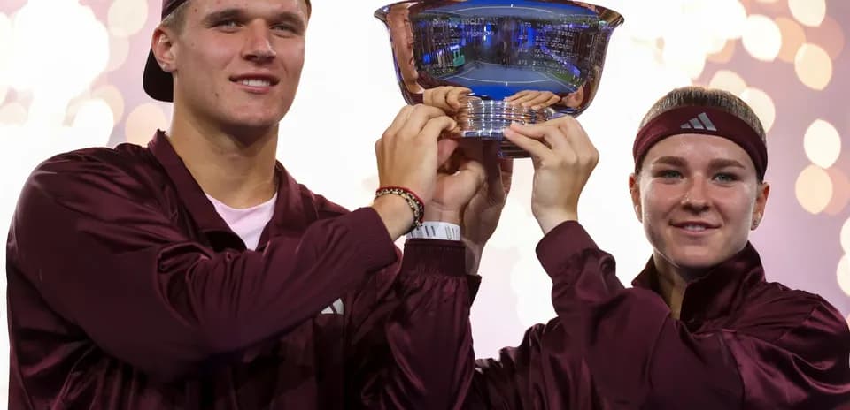 Joueurs levant le trophée sur le podium