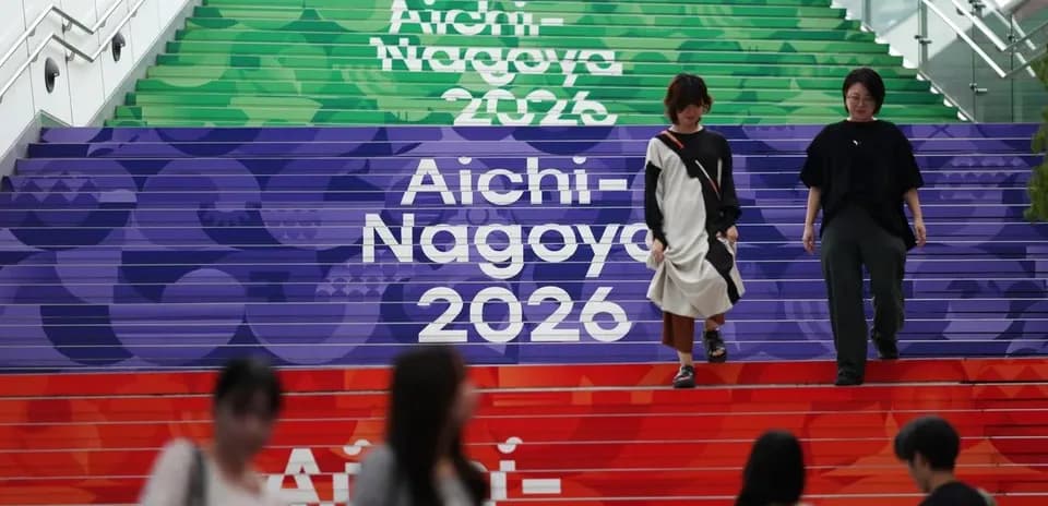 Escaliers décorés pour Aichi-Nagoya 2026 avec des personnes