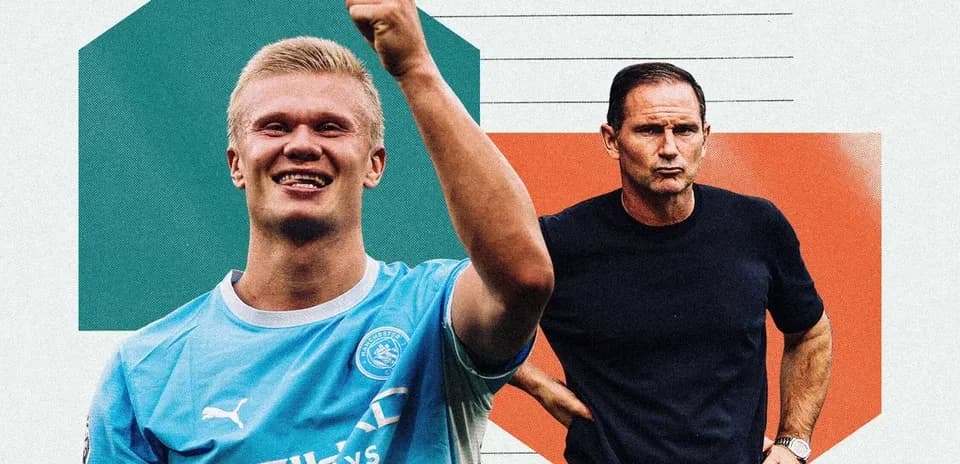 Erling Haaland célébrant avec un entraîneur en arrière-plan