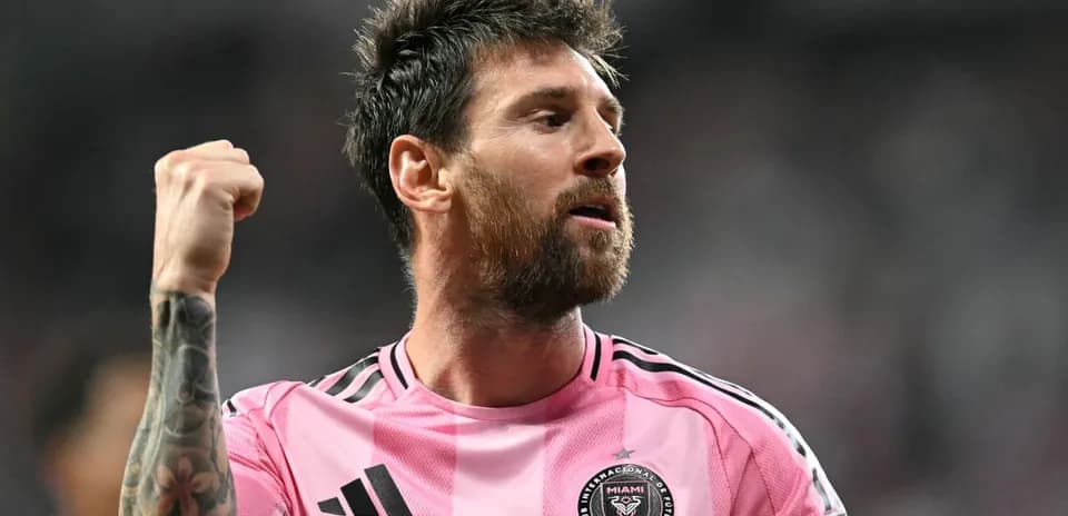 Joueur célébrant avec un poing levé en maillot rose