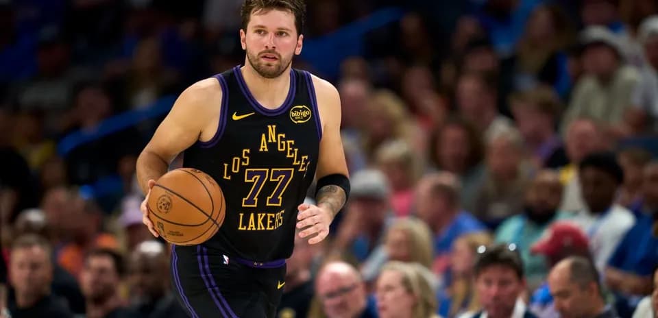 Joueur dribblant le ballon lors d'un match de basketball