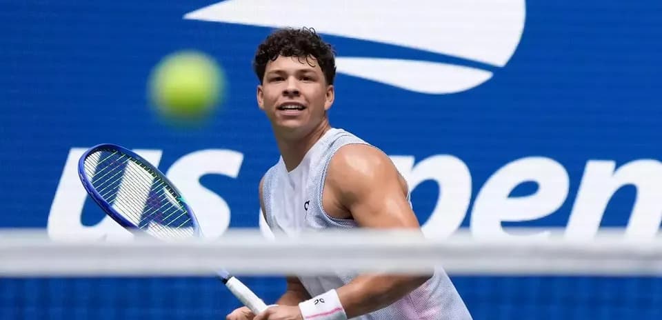 Joueur de tennis prêt à frapper la balle au US Open