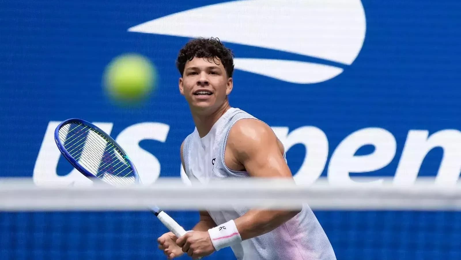 Joueur de tennis prêt à frapper la balle au US Open