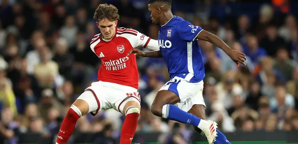 Joueurs d'Arsenal et d'Ipswich en duel sur le terrain