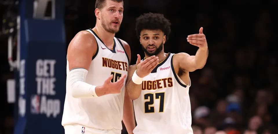 Joueurs des Nuggets discutant pendant un match