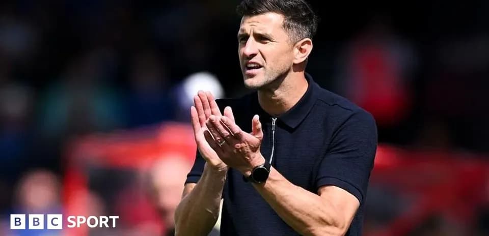 Entraîneur applaudit depuis la touche lors d'un match