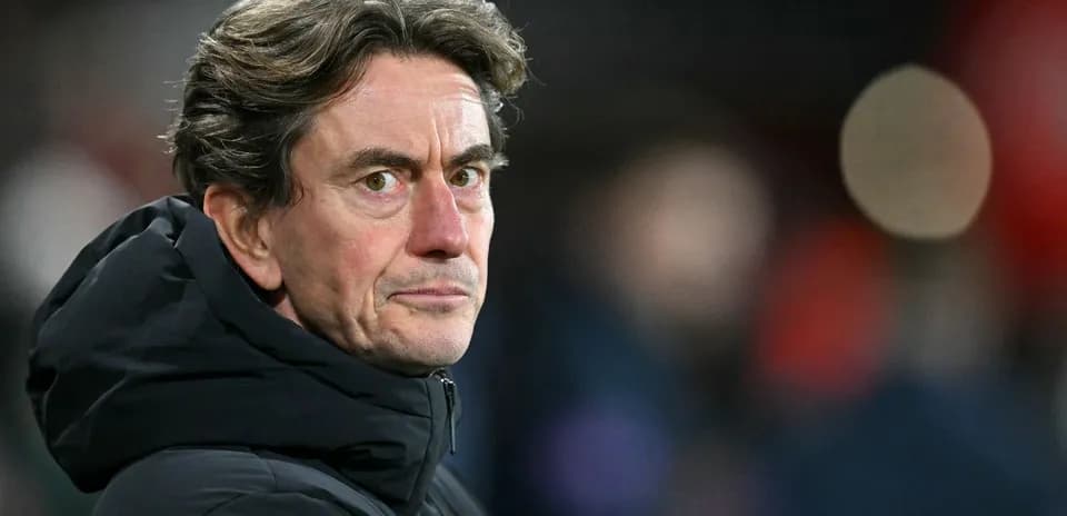 Entraîneur observant le match depuis la ligne de touche