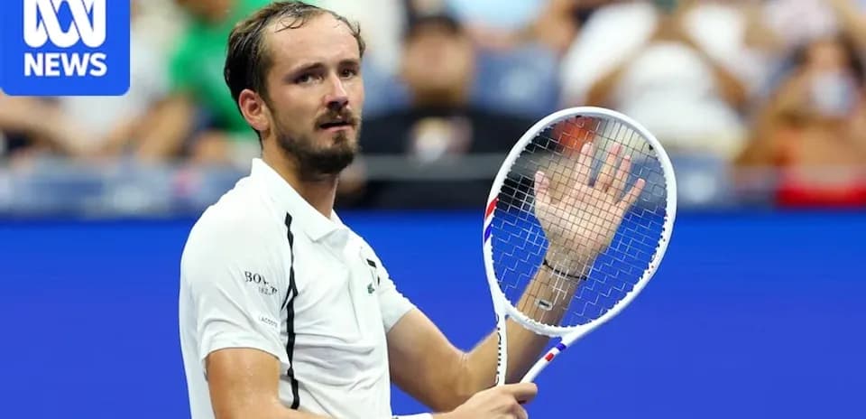 Joueur de tennis saluant le public avec sa raquette
