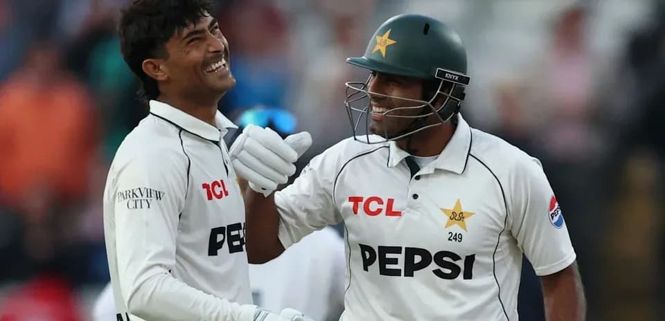 Joueurs de cricket pakistanais célébrant un moment ensemble
