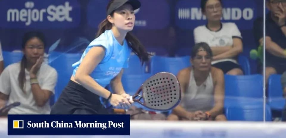 Joueuse de padel se préparant à frapper la balle