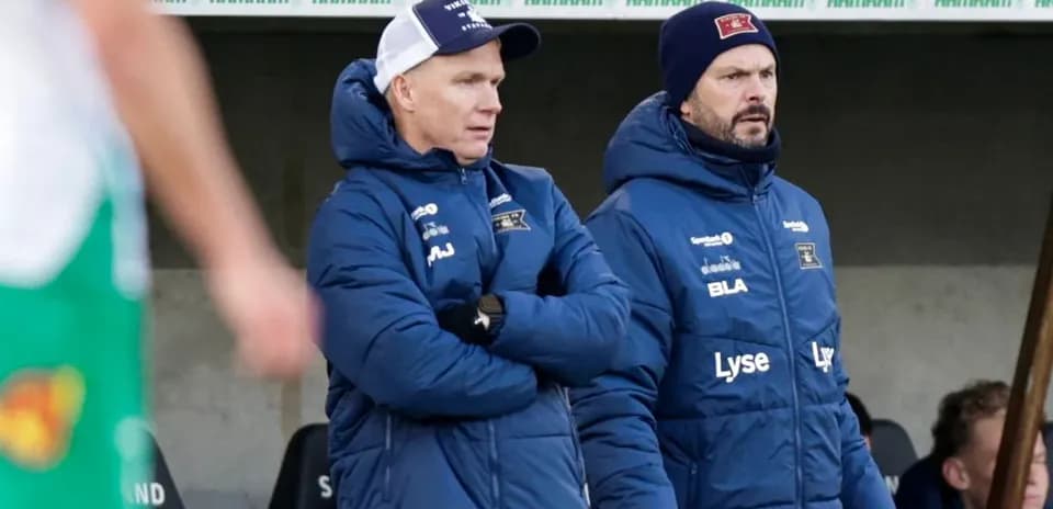 Deux entraîneurs sur le banc de touche pendant un match