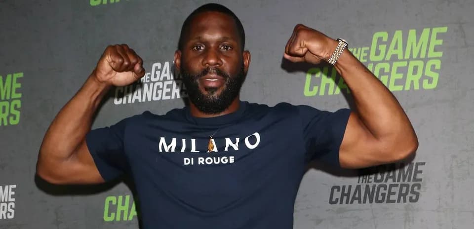 Homme montrant ses muscles lors d'un événement