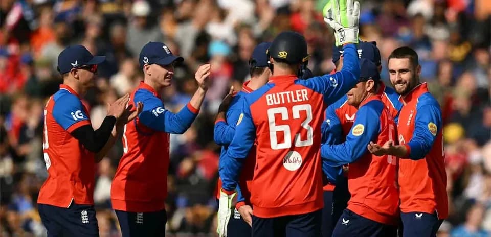 Équipe anglaise célébrant un wicket au cricket