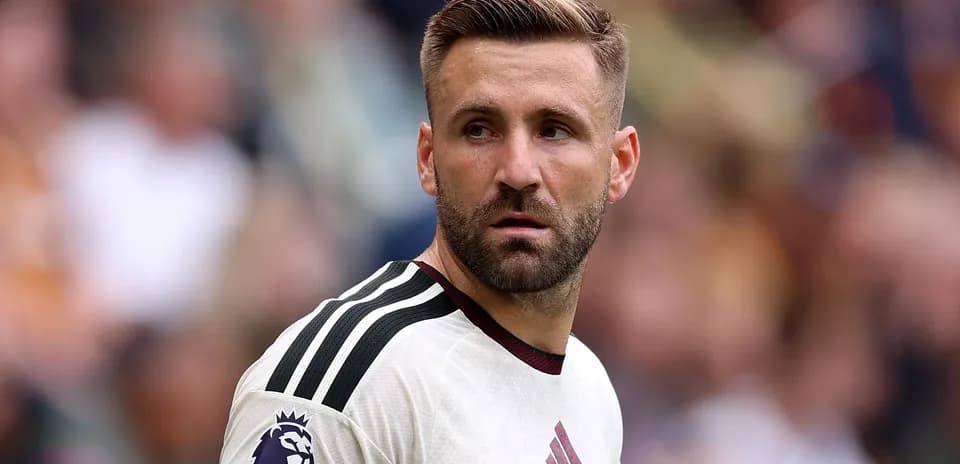 Joueur avec maillot clair regardant sur le terrain