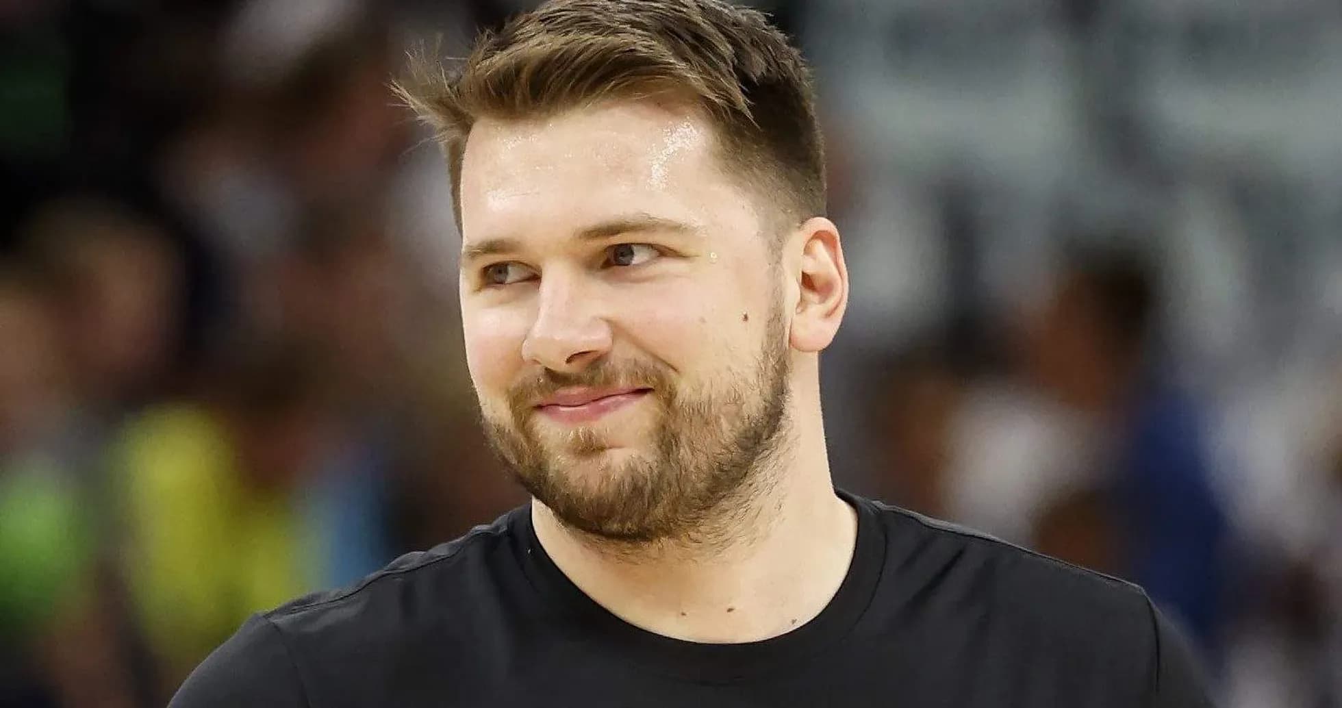 Joueur de basket souriant avant le match