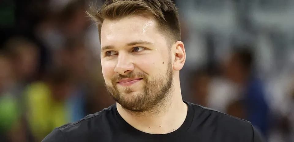 Joueur de basket souriant avant le match