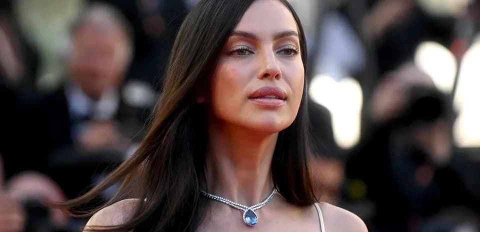 Femme avec un collier, posant à un événement