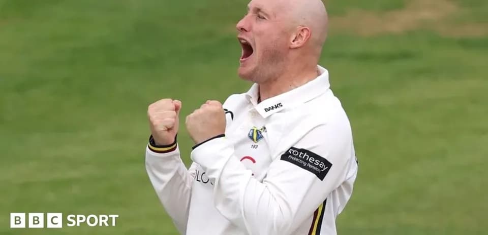 Joueur de cricket célébrant après une prise réussie