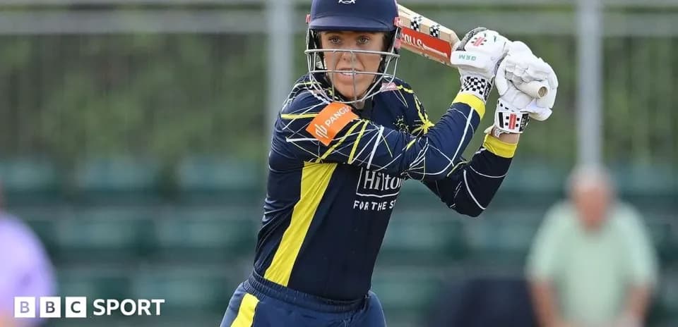 Joueuse de cricket se préparant à frapper la balle