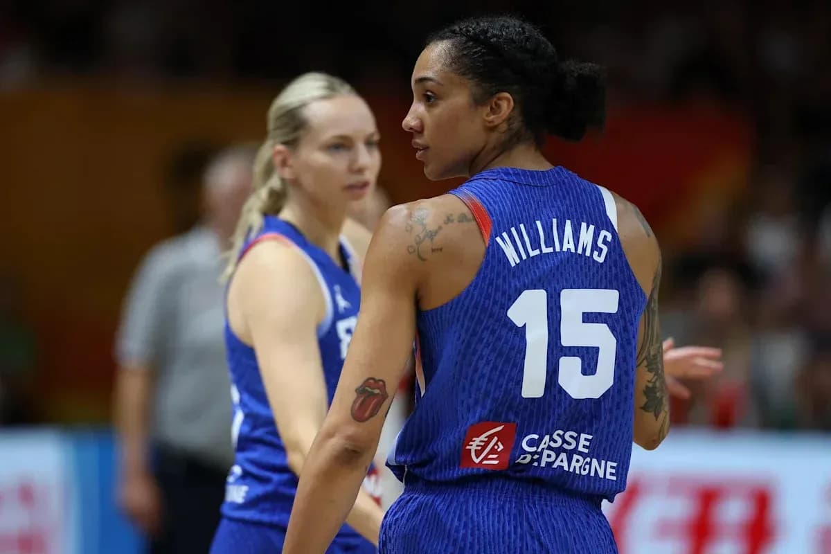 Deux joueuses de basket en action sur le terrain