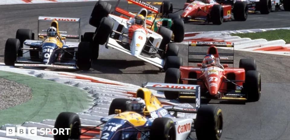 Voitures de F1 en course sur circuit sinueux