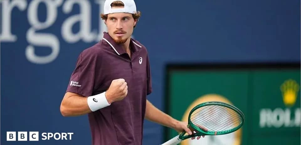 Joueur de tennis célébrant un point sur le court