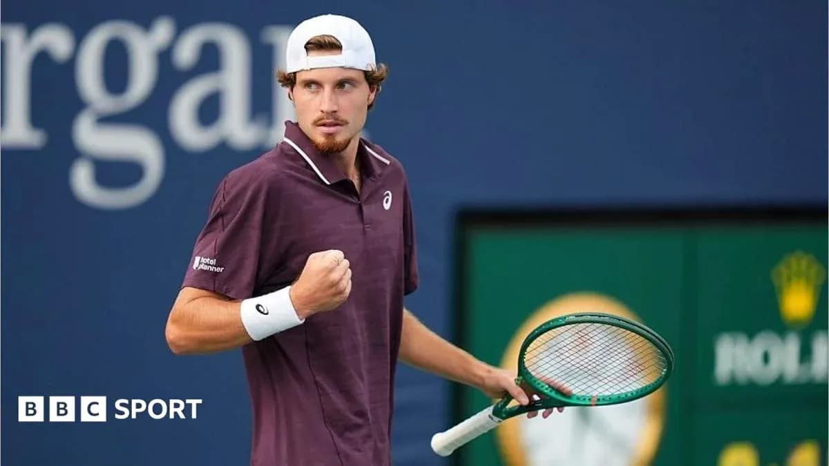 Joueur de tennis célébrant un point sur le court