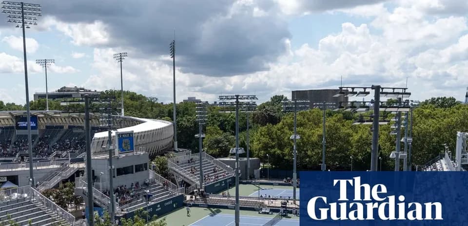 Vue panoramique du complexe de tennis avec spectateurs