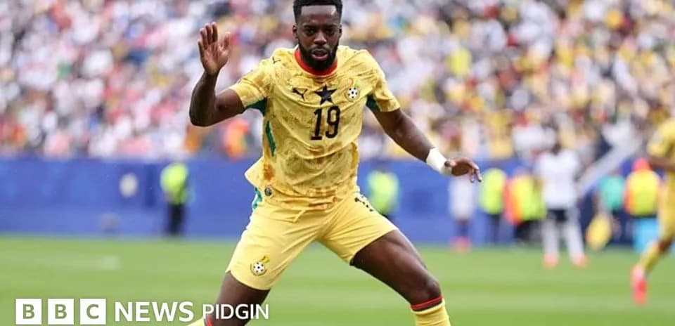 Joueur de football ghanéen en action sur le terrain