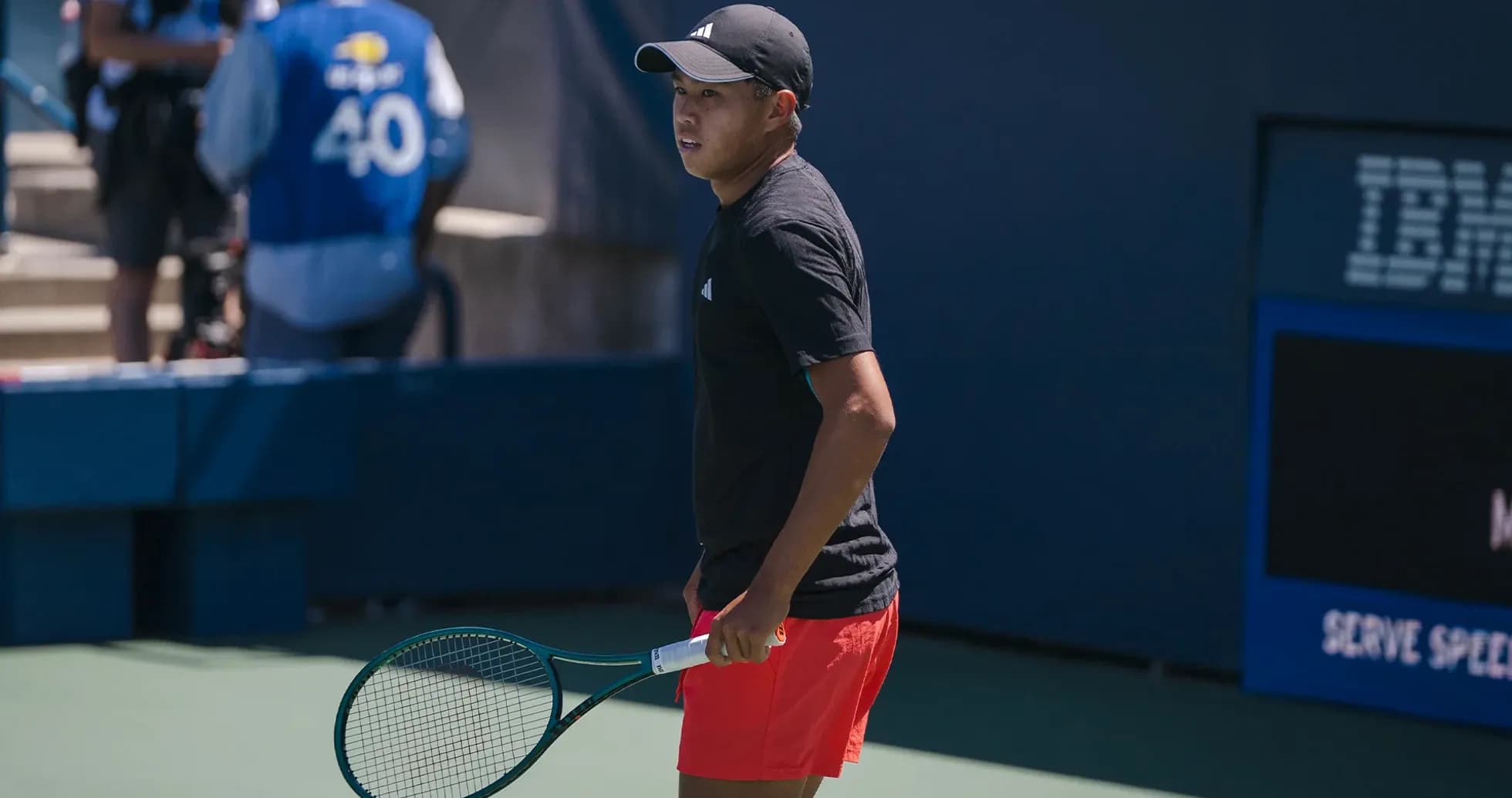Joueur de tennis avec raquette sur le court