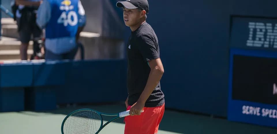 Joueur de tennis avec raquette sur le court