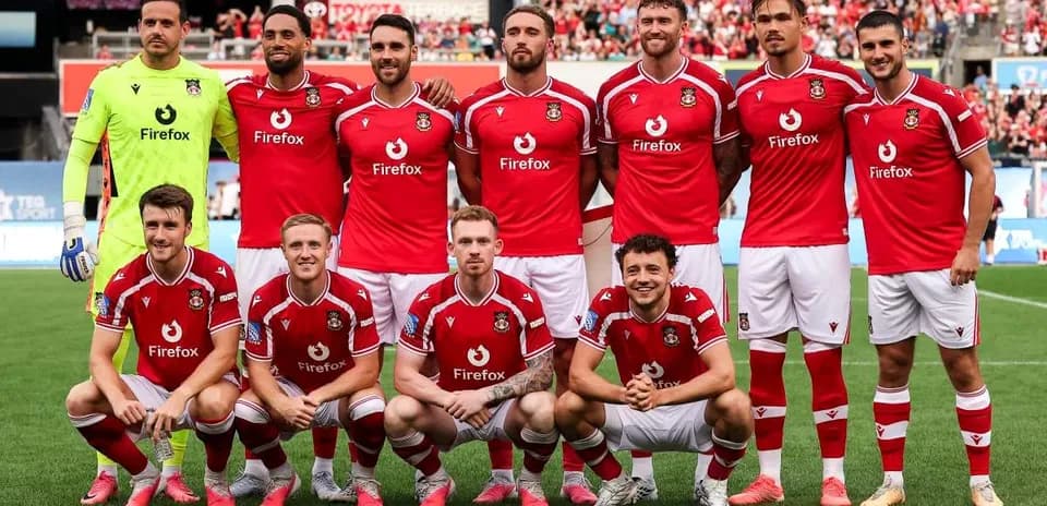 Équipe de football posant sur le terrain avant le match