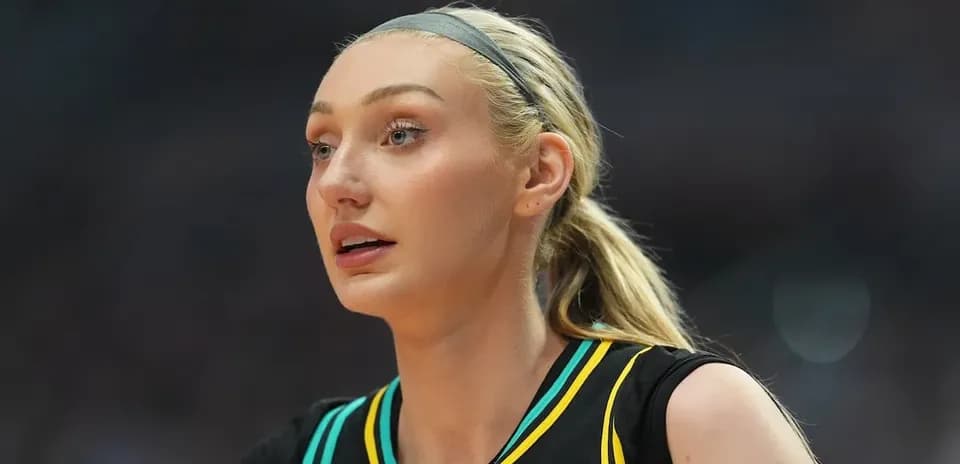 Joueuse de basket-ball sur le terrain, regardant
