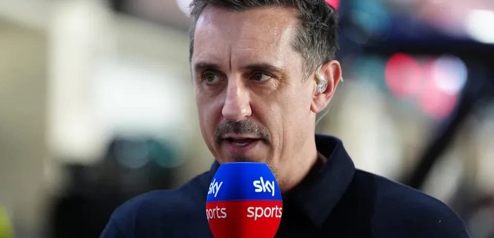Présentateur parlant avec un microphone Sky Sports