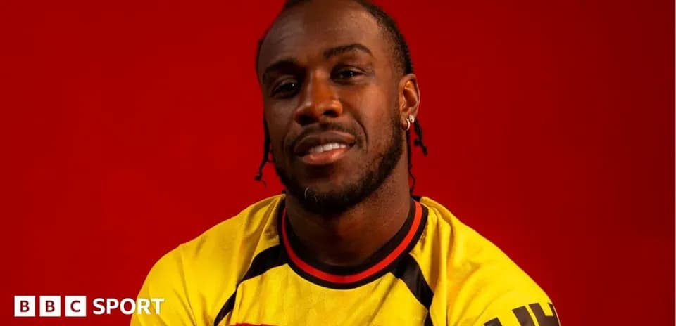 Joueur de Watford portant un maillot jaune et rouge