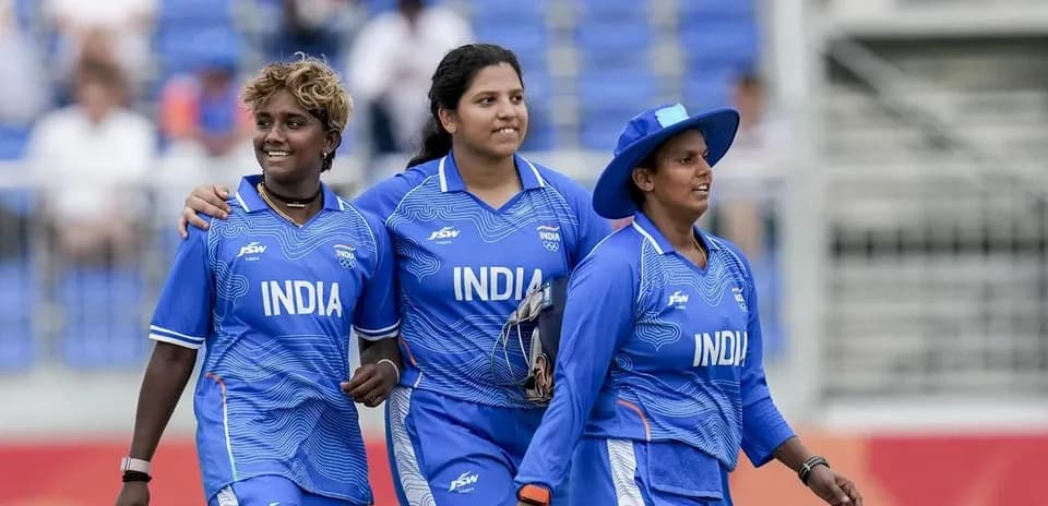 Trois joueuses de cricket indiennes marchant ensemble