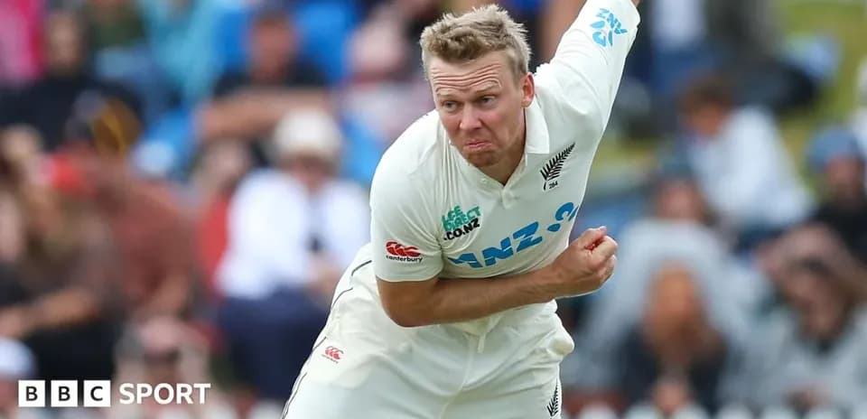 Joueur de cricket lançant la balle sur le terrain