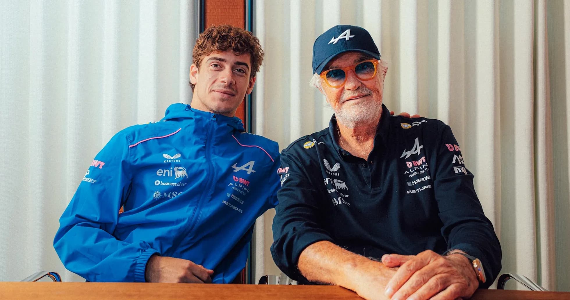 Pilote et directeur d'équipe posant ensemble