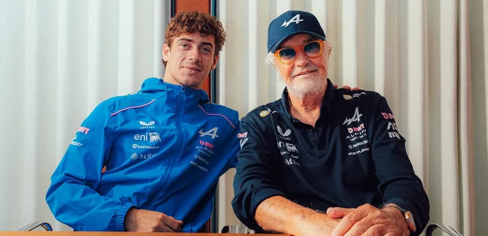 Pilote et directeur d'équipe posant ensemble