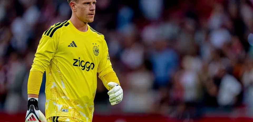 Gardien de but d'Ajax en maillot jaune sur le terrain