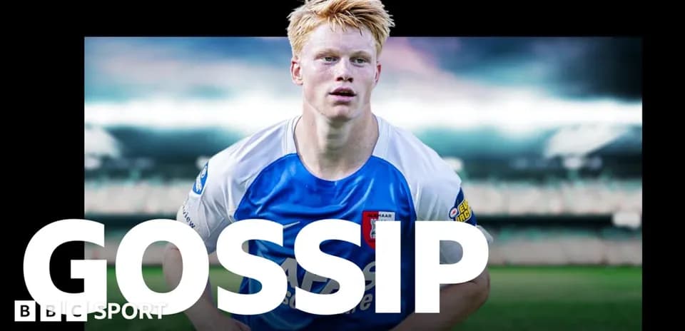 Joueur en maillot bleu sur le terrain de football